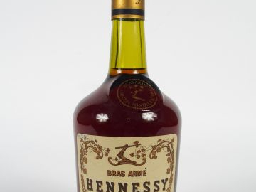 1 BOUTEILLE COGNAC HENNESSY BRAS ARME