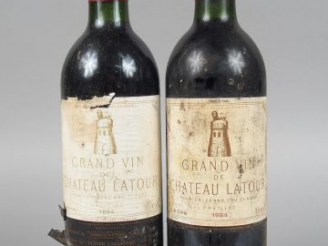 Vente aux enchères 2 BOUTEILLES - CHÂTEAU LATOUR 1ER GCC PAUILLAC - 1984 - 1 ED/1 EF et S