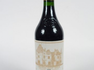Vente aux enchères 1 BOUTEILLE - CHÂTEAU HAUT BRION 1ER GCC PESSAC LEOGNAN NOTE 100/100 -