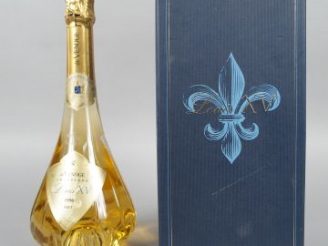 Vente aux enchères 1 BOUTEILLE - CHAMPAGNE LOUIS XV DE VENOGE COFFRET CARAFE + BOUCHON - 