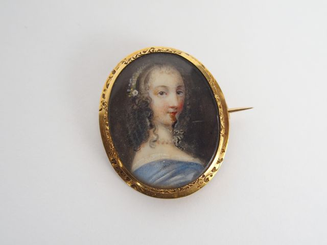 Miniature monture or jaune gravée "Jeune femme à la marguerite".
