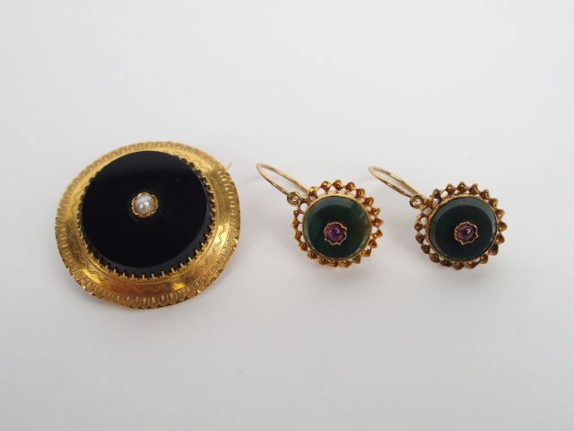 Broche Napoléon III en or jaune, onyx et perle. On y joint une paire d