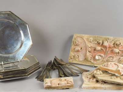 Lot de couverts dépareillés en métal argenté, assiettes en métal, plaq