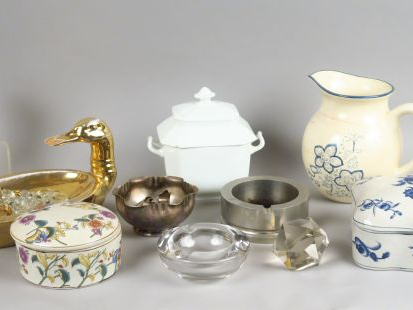 Lot comprenant : Sucrier en porcelaine, boite couverte en faïence, cou