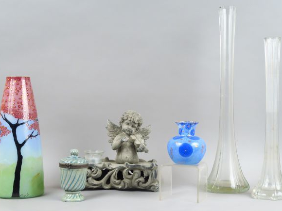 Deux différents vases en verre peint à décor de fleurs, boite couverte