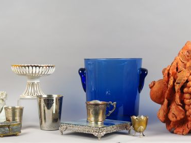 Jardinière en biscuit 'Jeune fille au bateau', baguier en porcelaine a