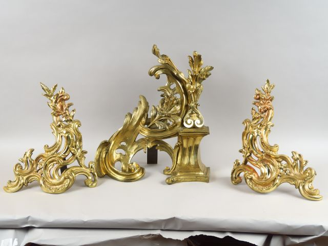 Paire de chenets et chenet en bronze de style rocaille monté en lampe