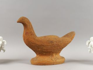 Paire de coupes en porcelaine ajourée à décor d'anges, sujet en terre 