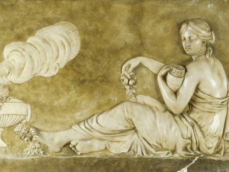 Grande plaque en platre sculpté à décor de scène à l'antique. Dim. : 7