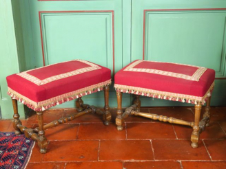 Vente aux enchères Suite de six tabourets et une paire de banquettes de style Louis XIII,