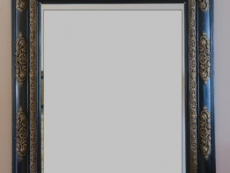 Vente aux enchères Glace XIXe de style Louis XIV en bois noirci et laiton repoussé. Dim. 