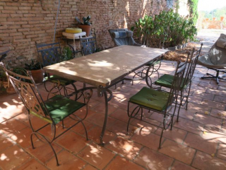 Vente aux enchères Mobilier de jardin en fer forgé et céramique, comprenant : quatre chai