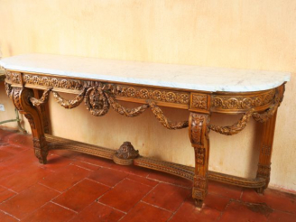 Vente aux enchères Grande console à quatre pieds de style Louis XVI en bois mouluré et sc