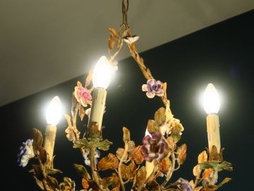 Lustre en tôle et émail polychrome, à décor de fleurs et de feuillage,