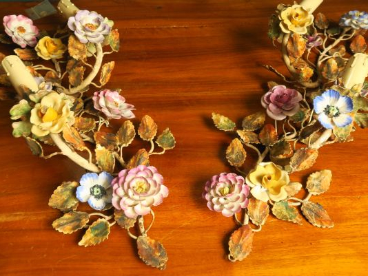 Lustre en tôle et émail polychrome, à décor de fleurs et de feuillage,