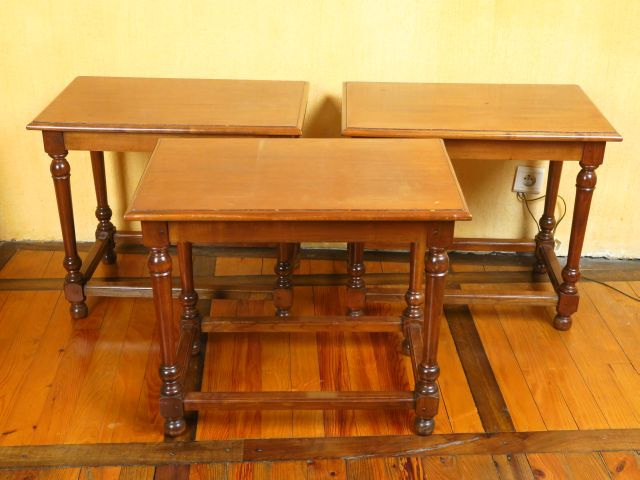 Trois guéridons de style Directoire
