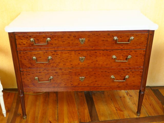 Commode de style Louis XVI en acajou moucheté, ouvrant à trois tiroirs