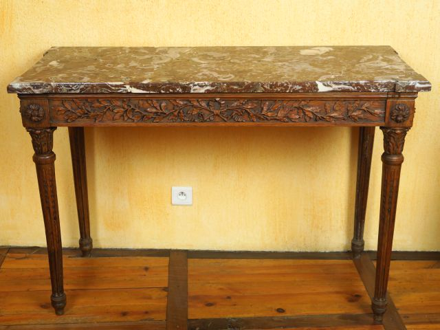 Console à quatre pieds Louis XVI en chêne mouluré et sculpté à décor d
