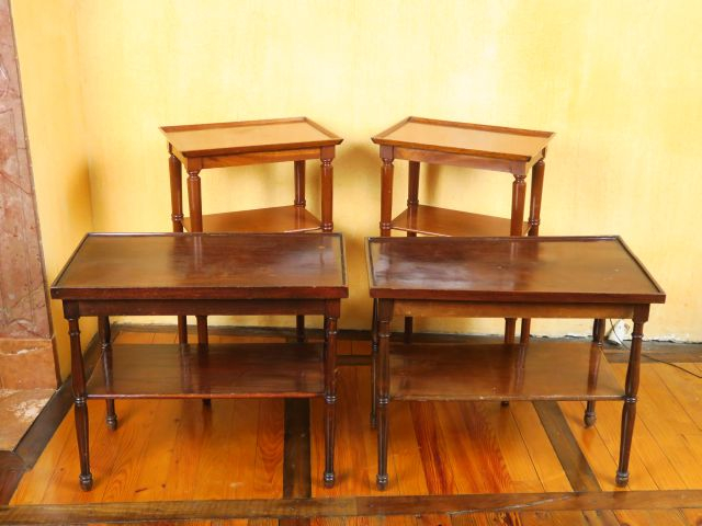 Deux différentes paires de guéridons de style Directoire.