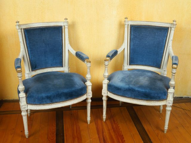 Suite de quatre fauteuils de style Louis XVI en bois rechampi blanc, g