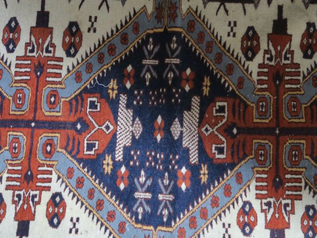 Lot comprenant deux tapis d'Orient et un élément de tapisserie