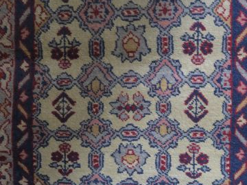 Lot comprenant deux tapis d'Orient et un élément de tapisserie