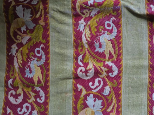 Lot comprenant deux tapis d'Orient et un élément de tapisserie