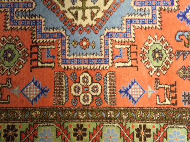 Tapis d'Orient, à décor de motifs géométriques et d'animaux sur fond r