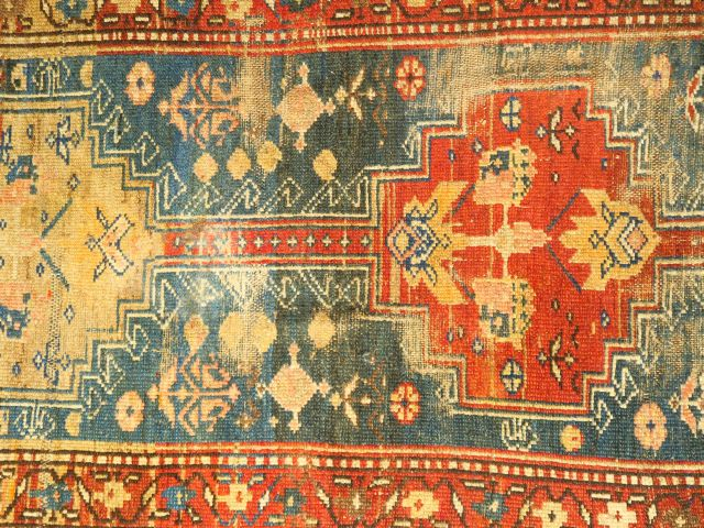 Tapis d'Orient, à décor de motifs géométriques et d'animaux sur fond r