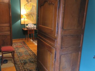 Bonnetière de style Louis XV en noyer, ouvrant à deux portes et un tir