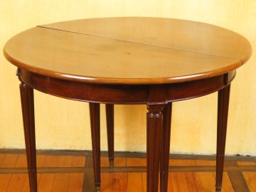 Table de salle à manger de style Louis XVI a allonges en acajou et sui