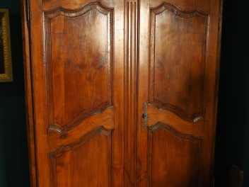 Armoire XIXème de style Louis XV en bois naturel, ouvrant à deux porte