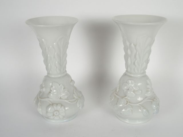 Paire de vases Napoléon III en opaline blanche, à décor en relief de b