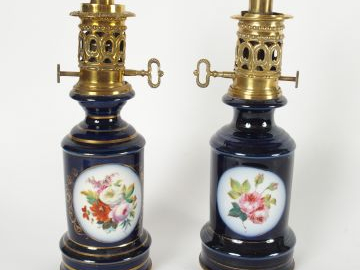 Deux lampes à pétrole en porcelaine de Valentine, à décor dans des rés