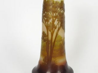Vente aux enchères GALLE. Vase, à décor gravé en camée à l'acide d'un paysage lacustre. S