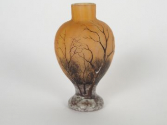Vente aux enchères DAUM à Nancy. Petit vase de forme balustre, à décor gravé en camée à l