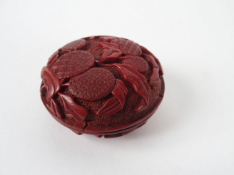 Vente aux enchères Boite en laque de Cinabre, Chine période Ming, XVIe. Diamètre : 8,5 cm