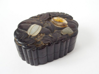 Vente aux enchères Boite Extrême-Orient en bois de fer à décor de fruits en jade. Chine X