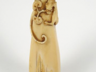 Vente aux enchères Petit vase hexagonal en ivoire, le col entouré d’un chilong en relief.