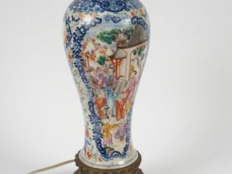 Vente aux enchères Vase en porcelaine et émaux famille rose à décor dit « Palette de mand