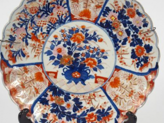 Vente aux enchères Plat polylobé en porcelaine d'Imari à décor de réserves florales autou