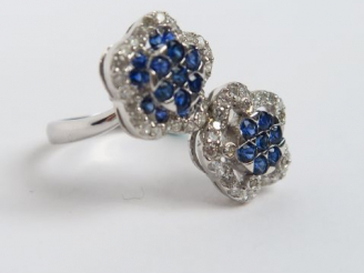 Vente aux enchères Bague en or, figurant deux fleurs serties de diamants et saphirs. Poid
