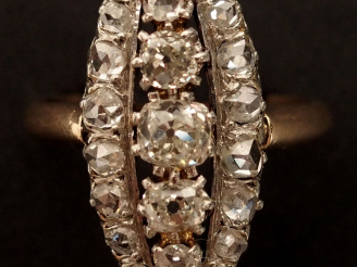 Vente aux enchères Bague marquise en or jaune, sertie de 5 diamants centraux taille ancie
