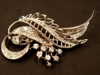 Vente aux enchères Broche or blanc en forme de gerbe, ornée de 7 diamants, tailles ancien