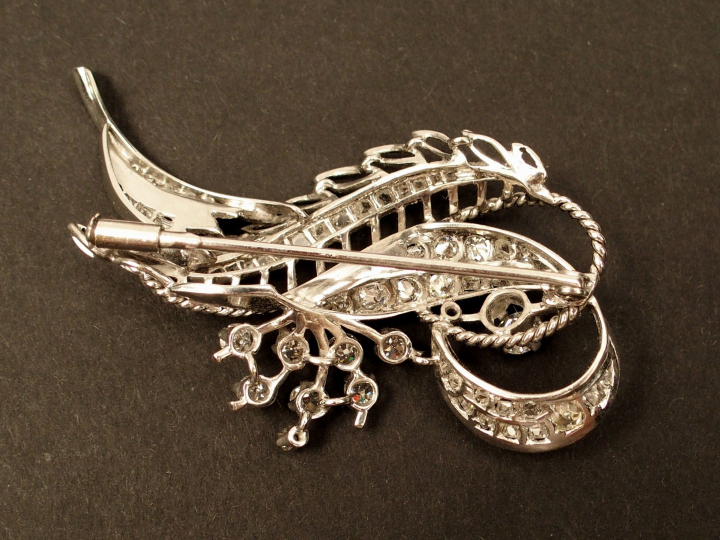 Broche or blanc en forme de gerbe, ornée de 7 diamants, tailles ancien