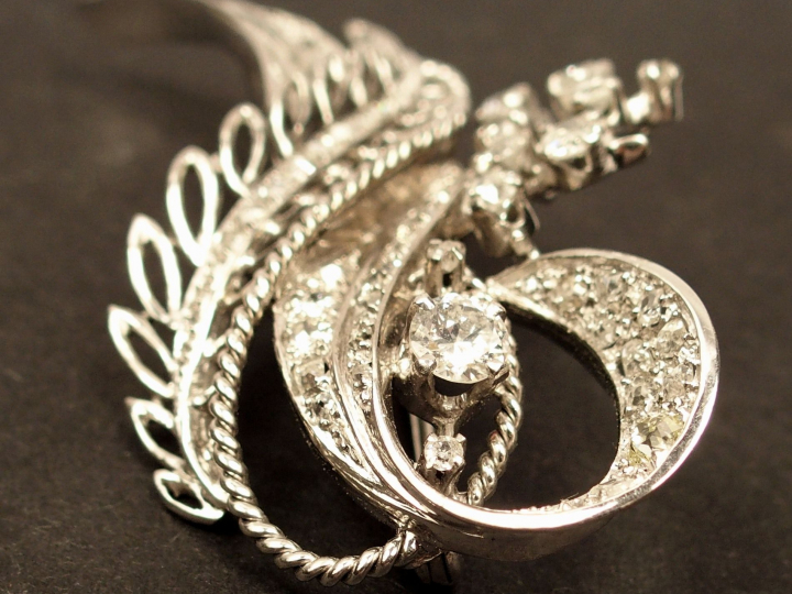 Broche or blanc en forme de gerbe, ornée de 7 diamants, tailles ancien