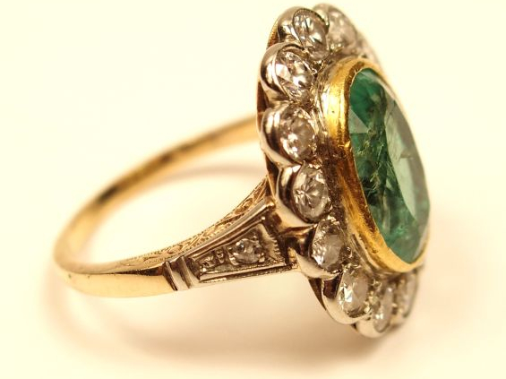 Bague marguerite en or jaune, sertie d'une émeraude entourée de 14 dia