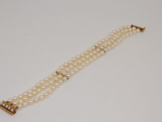Bracelet en perles trois rangs. Fermoir et séparation en or