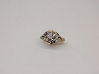 Vente aux enchères Bague en or blanc et jaune, ornée en son centre d'un diamant et de ros