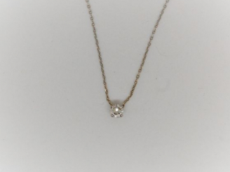 Vente aux enchères Chaine en or blanc retenant un diamant monté sur griffe